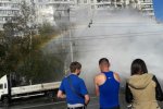 Десятиметровий гейзер знищив авто у центрі Києва