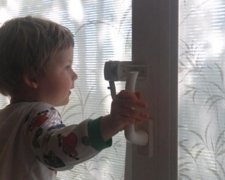 Дитина "вийшла" з вікна багатоповерхівки