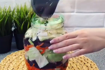 Маринованная капуста со свеклой, кадр из видео