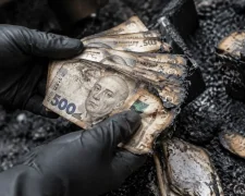 Поврежденные и обгоревшие гривневые банкноты