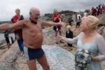 79-річний норвежець проплив до своєї нареченої 800 метрів