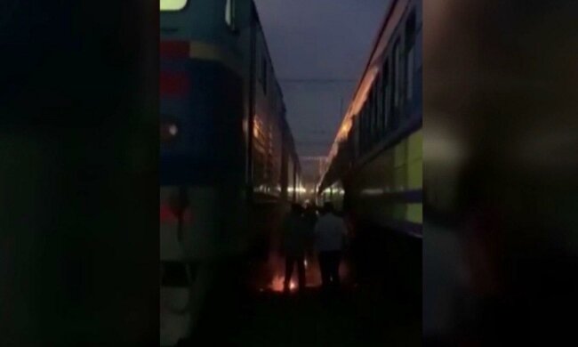На київському вокзалі чоловік ледь не став жменькою попелу — спалахнув за секунду, страшні кадри