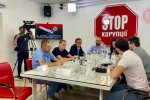 До чиїх рук потрапляють журналістські посвідчення та зброя: у Києві обговорили проблематику фейкових медійників