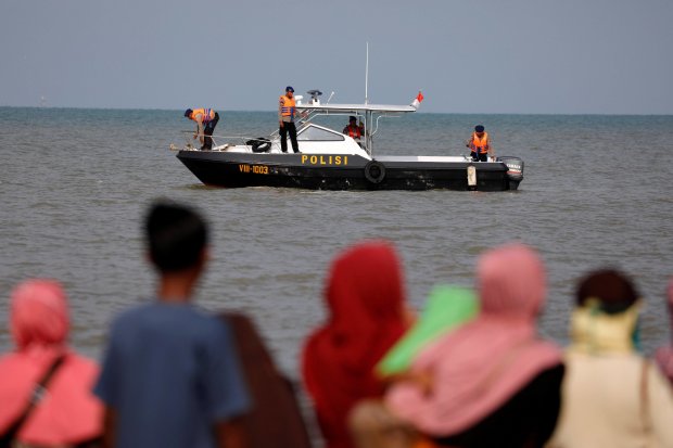 Авиакатастрофа в Индонезии: теперь помощь нужна самим спасателям