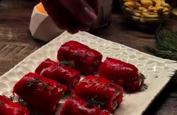 Рулетики из перца с сырной начинкой, кадр из видео