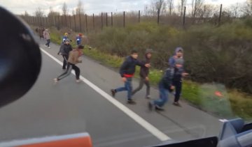 Угорський водій намагався розчавити мігрантів вантажівкою (відео)