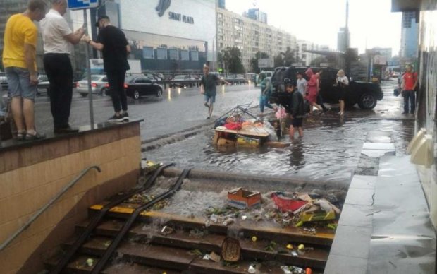 Плавайте в цьому: українцям пояснили, що сталося з Києвом