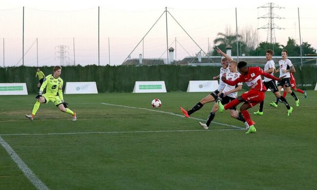 В Норвегии молодежь завлекают на трибуны эксклюзивными  презервативами