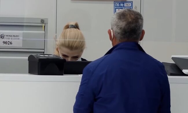 Выдача документов, кадр из видео