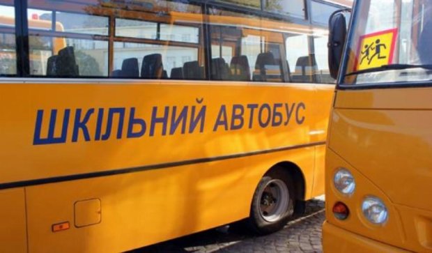 Легковушка на большой скорости протаранил школьный автобус в Донецкой области
