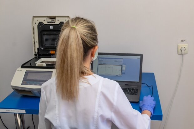 Корпорація "АТБ" надала львівському лабораторного центру систему експрес-
діагностики COVID-19 потужністю 400 зразків на добу