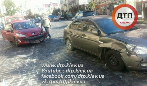 Девушка разбила две машины в центре Киева
