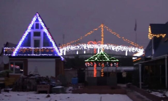 Прикрашання будинку на Новий рік: фото скрін Ютуб