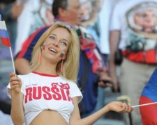 ЧМ 2018: "мячи" полуголой звезды "клубнички" на стадионе затмили футбол
