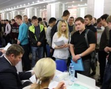 Українців масово викидають з роботи: цифри шокують