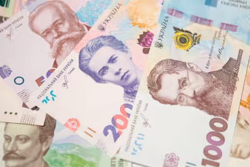 Банкноты гривны разных номиналов, деньги Украины