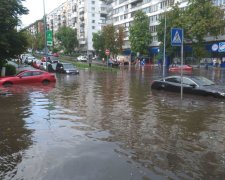 В Киеве авто затягивает в ямы после разрушительного ливня: кадры курьезного ДТП