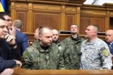 Спикер закрыла заседание Рады, в зал вошли военные