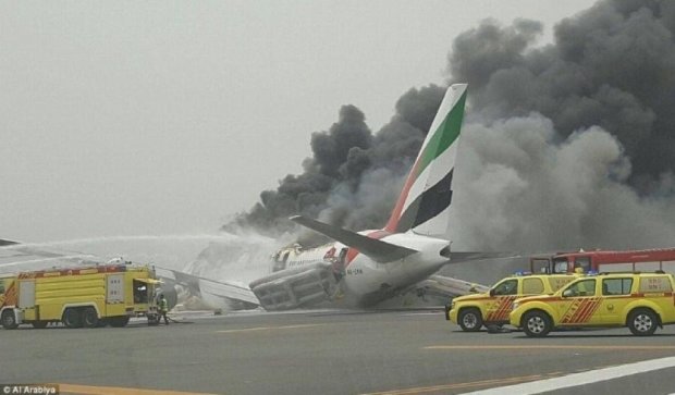 Пожарный стал жертвой горящего самолета в Дубае
