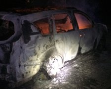 Вночі під Рівним невідомі спалили іномарку (фото)