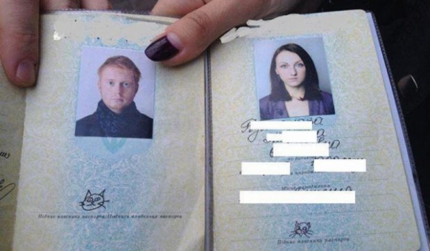 Подружня пара замість підписів у паспорті намалювала котиків
