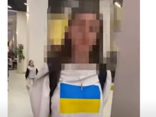 Девушка с украинским флагом на футболке. Кадр: "Youtube"