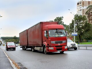 Водитель за рулем грузовика с тахографом