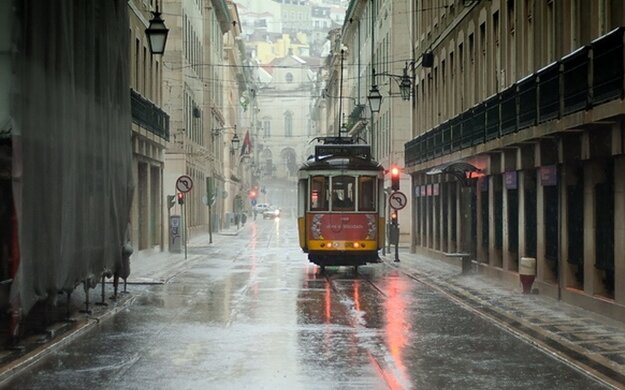 Львів'яни відчують подих весни 1 лютого, але парасольки краще далеко не ховати