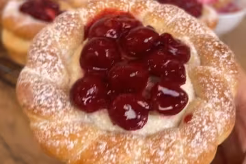 Булочки с творожным сыром и вишнёвым конфи: фото скрин рецепта