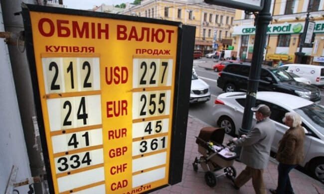 Гривня зміцнюється: сьогодні вдень давали 21 гривню за долар