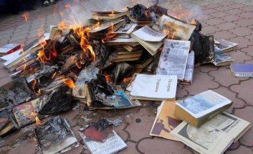 На Масленицу в России жгли книги Генри Миллера (видео)