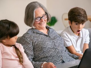 Бабуся з онуками. Фото з відкритих джерел