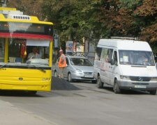 Неадекватний маршрутник познущався над матір'ю загиблого бійця АТО, українці лютують: "Краще би ти впала", фото