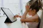 Ребенок с гаджетом в руках — иллюстративное фото