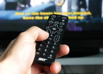 Телевизор, пульт / фото: Pixabay