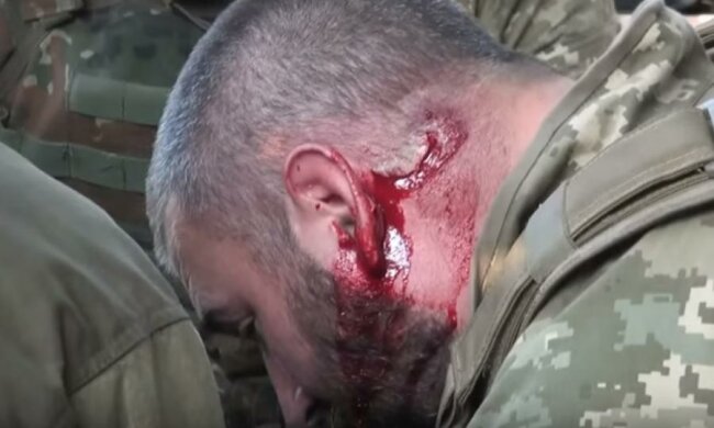 Снайпер окупантів продірявив українському десантникові вухо (відео)