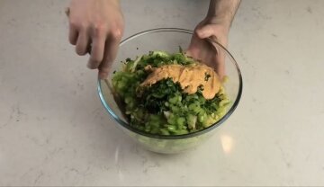 Салат из макарон с курицей и перцем: фото скрин Ютуб