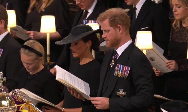 Меган Маркл і принц Гаррі, кадр з похорону Єлизавети II