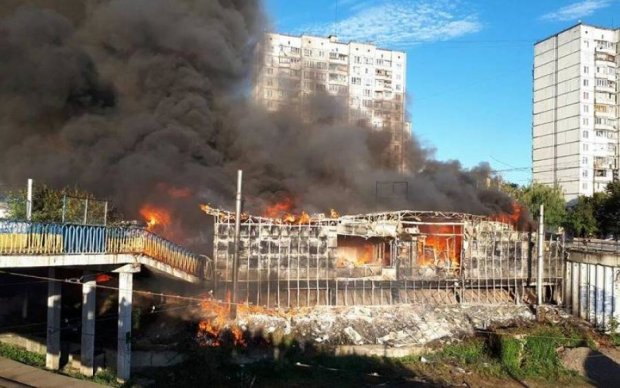 У Києві горить ринок, чорний дим накрив цілий район