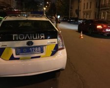 На очах у поліцейських: неадекват зніс двох дівчат на зебрі