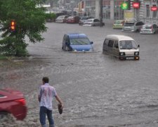 У Дніпропетровську злива змила асфальт