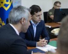 Зеленський терміново зібрав силовиків, ситуація на Донбасі вимагає рішення: що задумав гарант