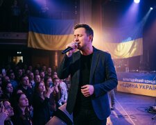 український співак концерт сцена мікрофон