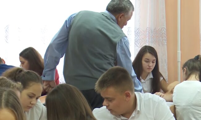 Робота шкіл, кадр з відео