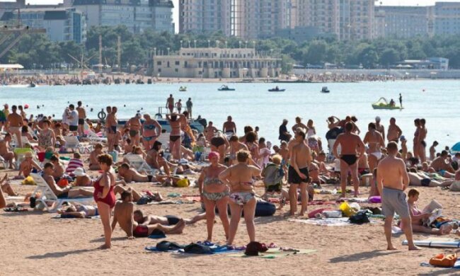 Коварный ветер обнажил прелести девушки на оживленном пляже: видео