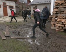 Прикарпатських школярів змушують мерзнути у вуличному туалеті: бруд і антисанітарія