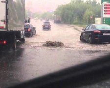 Пока киевляне сидят без горячей воды, на улице забил гейзер