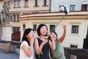 Крупнейшие музеи в мире запретят палку для селфи
