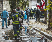 У Києві горів житловий будинок: людей витягали прямо з під'їзду, палахкотіло аж до даху