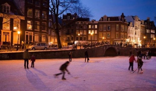  Улицы Амстердама превратились в каток (видео)